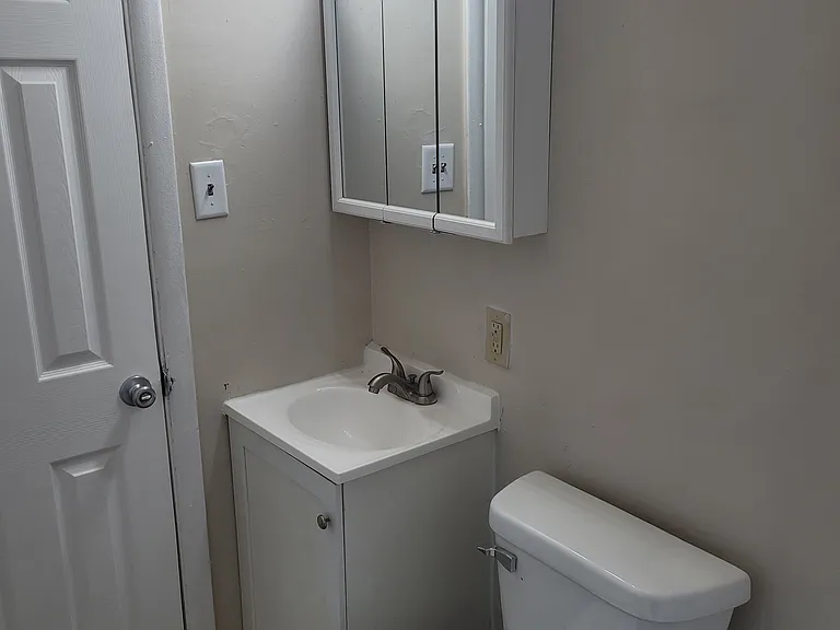 113 W Warren St #A — Photo 6