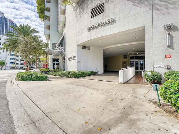 4th image of 1750 N Bayshore Dr APT 5302