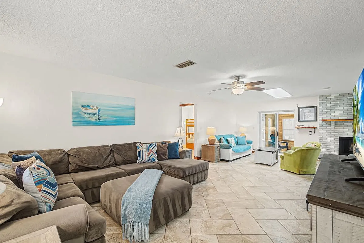 3 bed, 2.0 bath, 1636 sqft, $3,089 — Photo 3