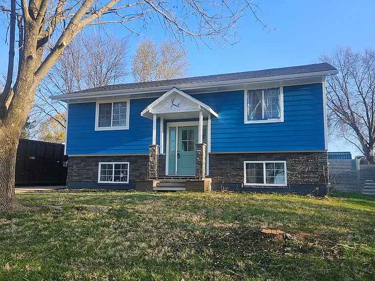 215 Knoll Dr — Photo 2