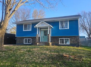 215 Knoll Dr, Norwalk, IA 50211