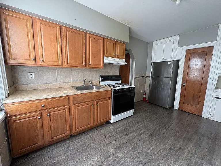 1588 Leslie St #2R — Photo 1