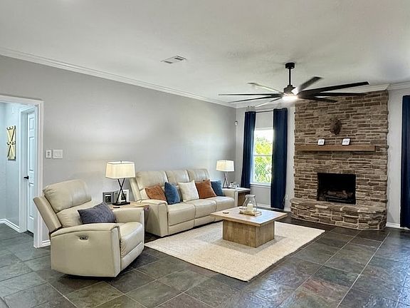 5th image of 413 Flagstone Dr
