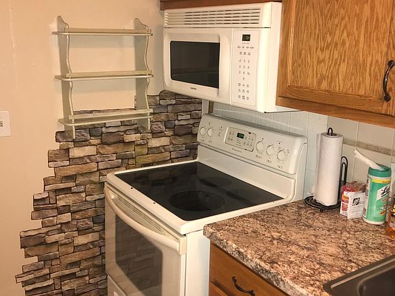 4th image of 658 Oak St