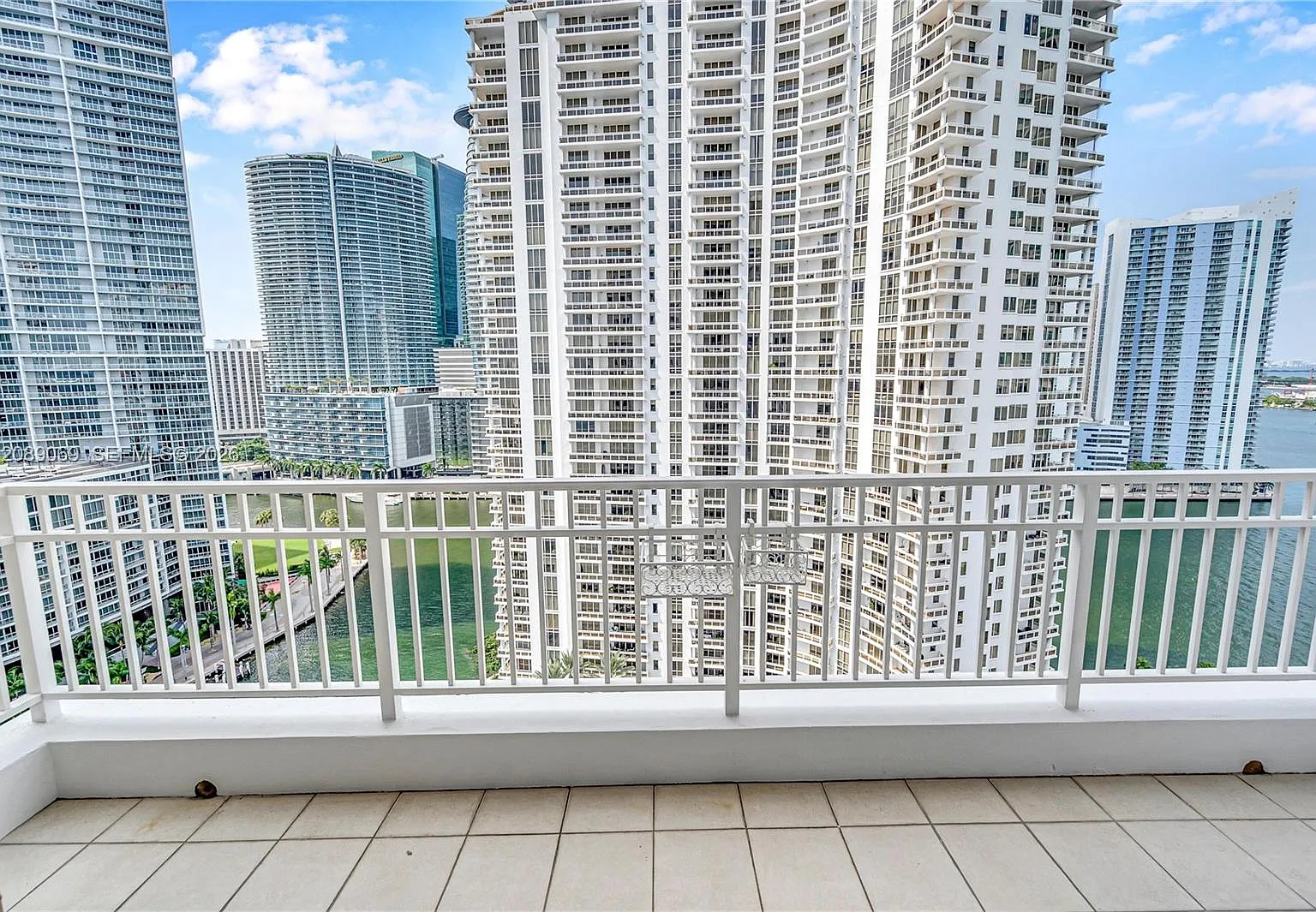 Courts Brickell Key Condo — Photo 1