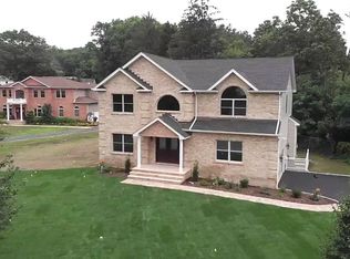 8 Pironi Ct, Smithtown, NY 11787