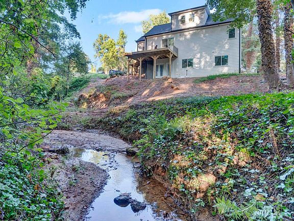 3rd image of 15 Meadow Crest Cir