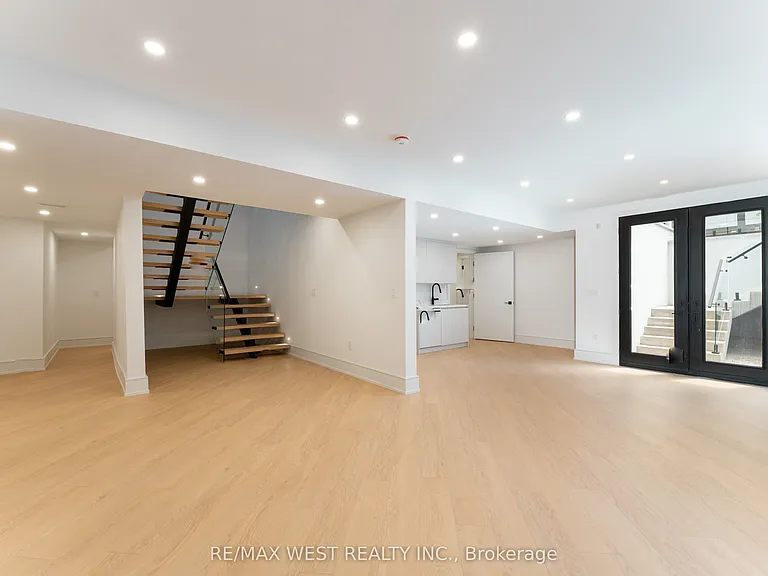 510 Wellington Cres — Photo 34
