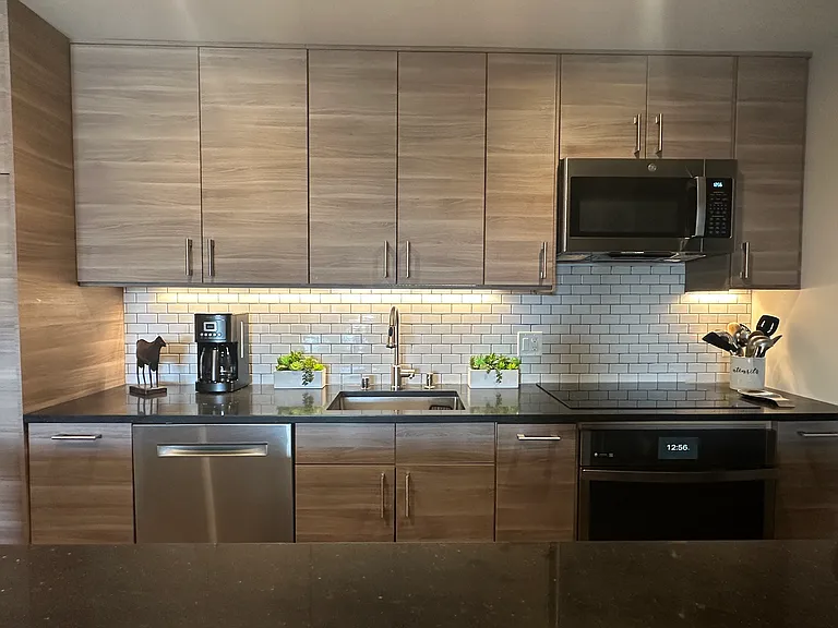 555 Jean St — Photo 1