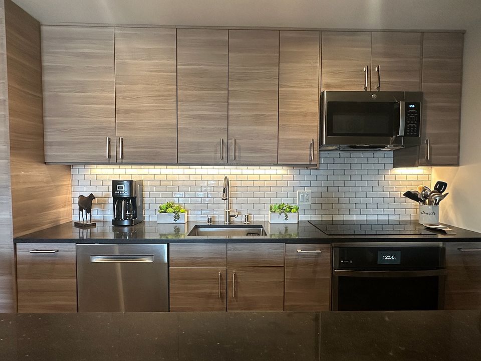 1st image of 555 Jean St