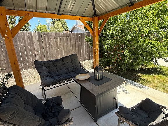 4th image of 818 Portugal Way