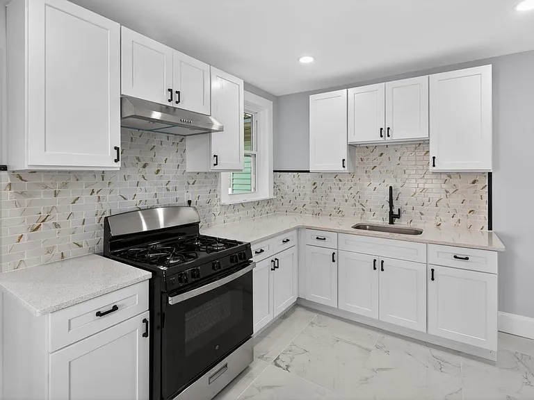 344 Gardner Ave — Photo 5