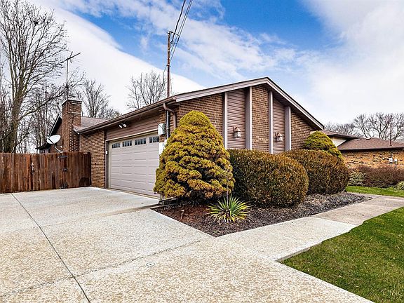 3rd image of 5893 Lake Circle Dr