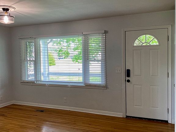 3rd image of 215 Oak Dr