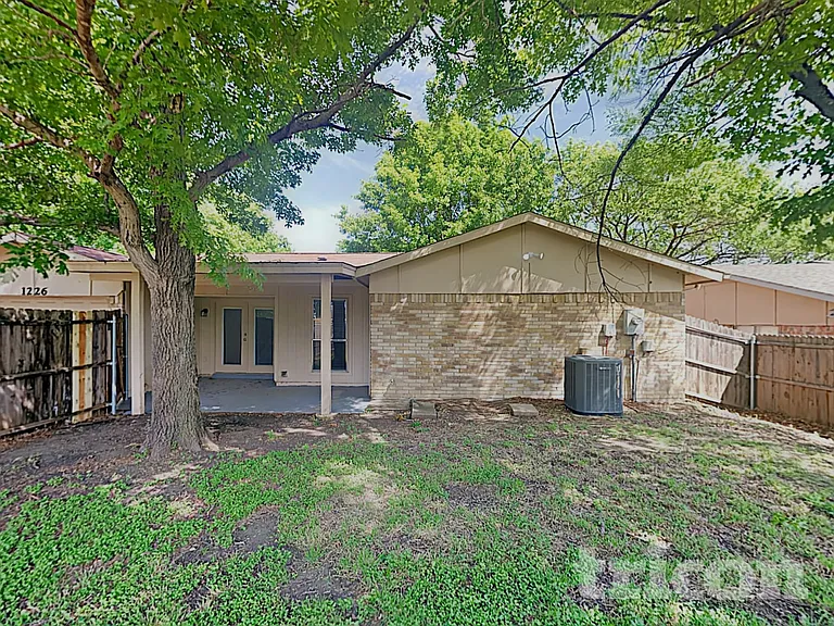 1226 Meadow Creek Dr — Photo 9