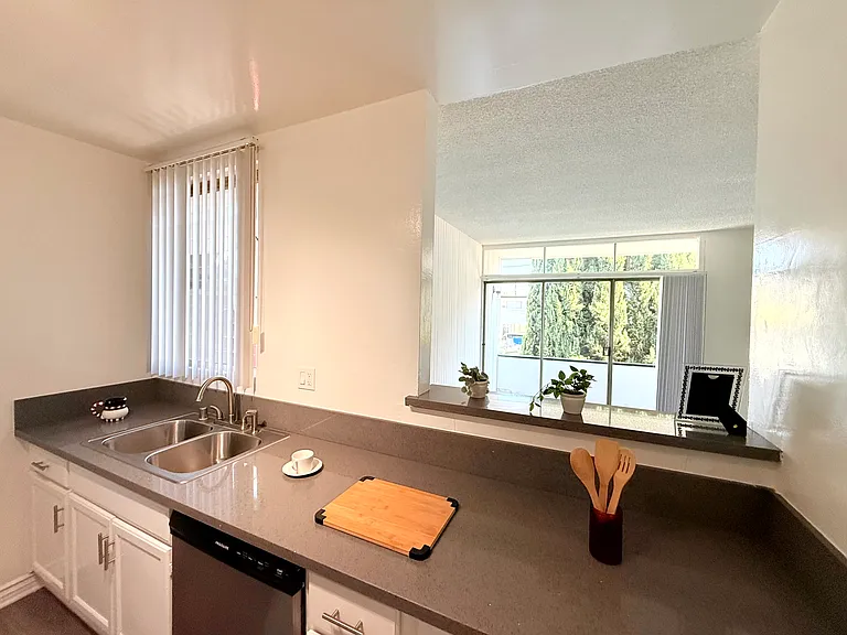 1029 N. Ardmore Avenue — Photo 12
