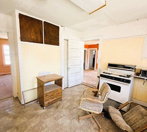 2nd image of 805 W 2nd St