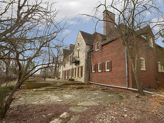 3rd image of 2221 Twin Oak Rd