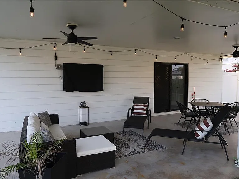 5945 Venetian Blvd NE — Photo 31
