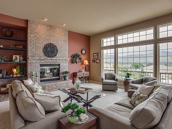 Livingroom with Fireplace