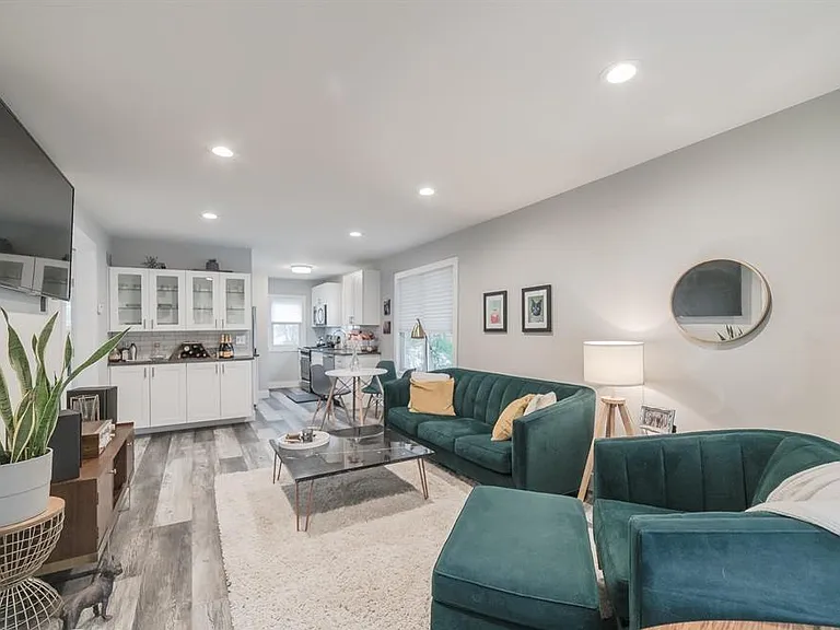 510 E Oakridge St — Photo 4