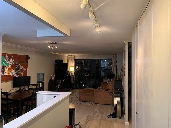 3rd image of 2020 N Lincoln Park W APT 26J