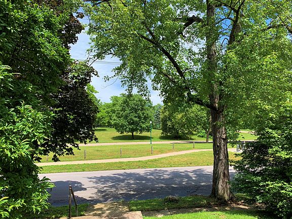 2nd image of 1747 Franklin Park S