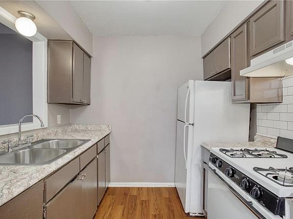 4th image of 2411 Mission Hill Dr