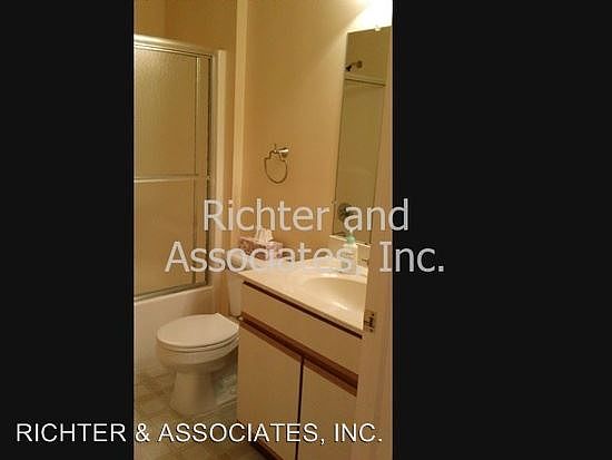 5th image of 208 Oakbrooke Dr Unit 6