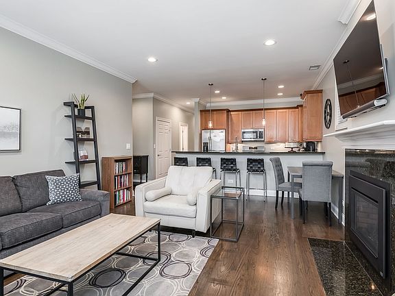 4th image of 2715 N Southport Ave #2S