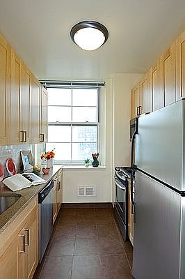 3rd image of 21 West St APT 5L