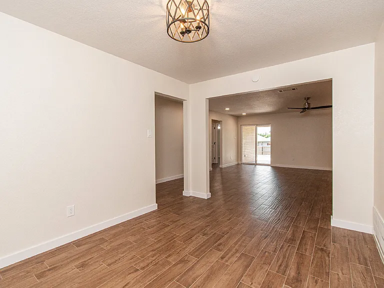 304 Timber Ridge Dr — Photo 2