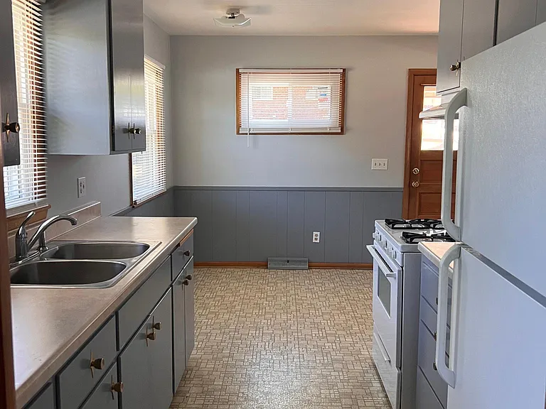 200 W 3rd St — Photo 11