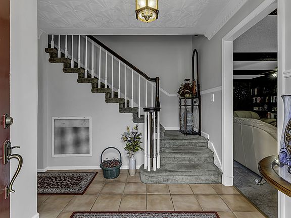 5th image of 104 Islandia Dr