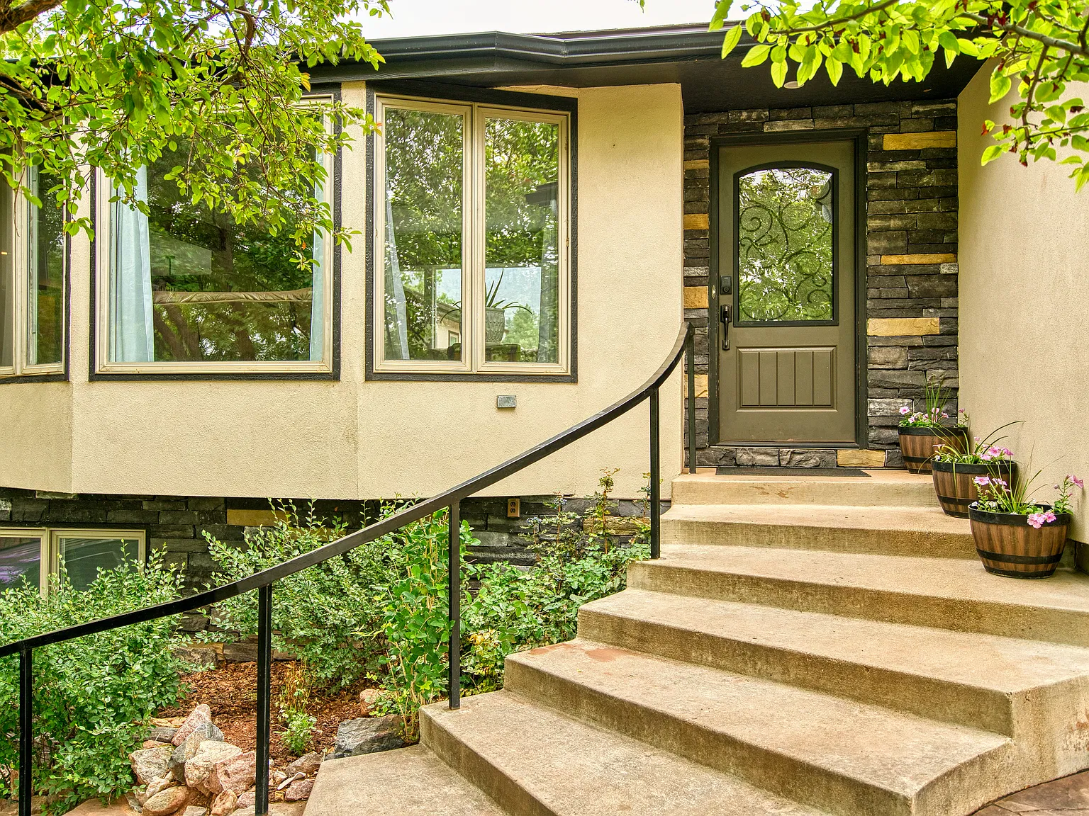 5 bed, 3900 sqft, $5,000 — Photo 2
