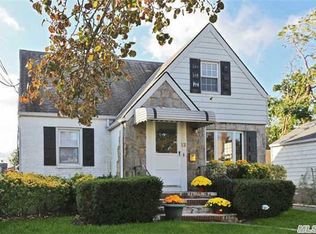 12 Prince St, New Hyde Park, NY 11040