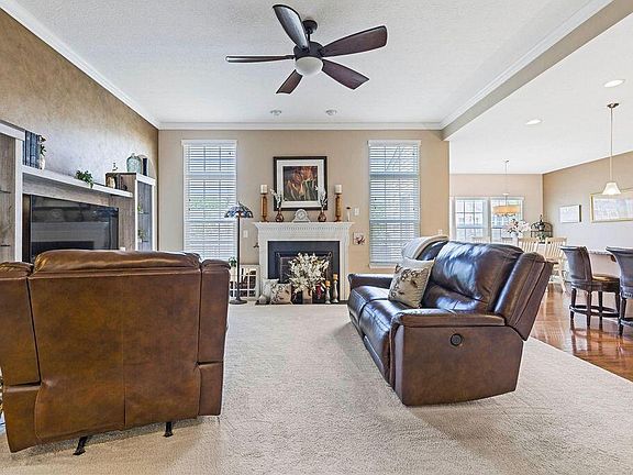 4th image of 2031 E Gardenia Dr