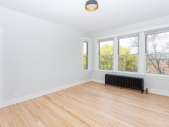 4th image of 4127 W Belle Plaine Ave #2N