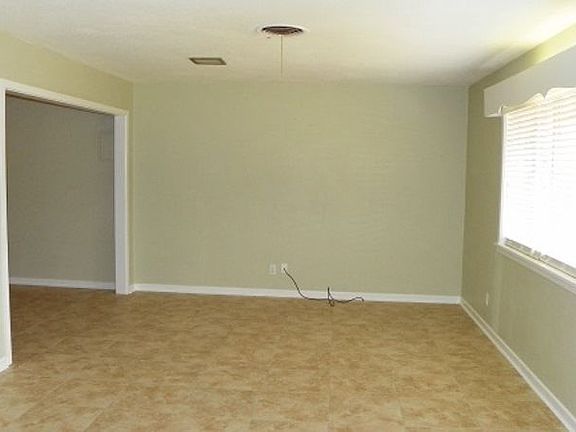 3rd image of 1124 Paris St