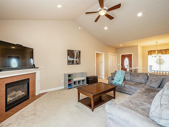 3rd image of 1260 Oxford Dr