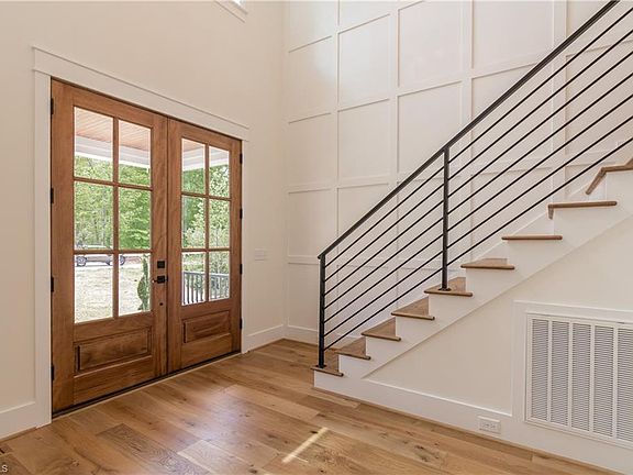 5th image of 853 Southwood Dr