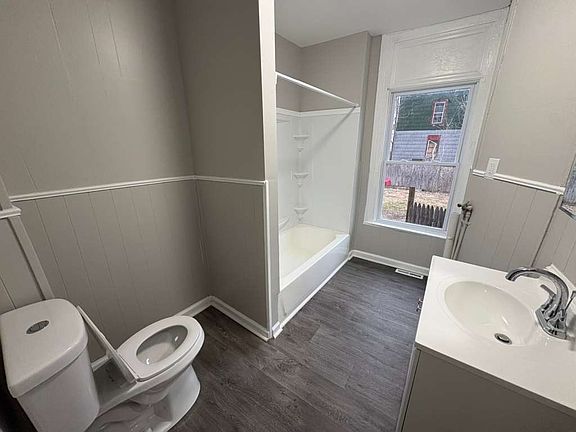4th image of 40 Glen Ave APT 1