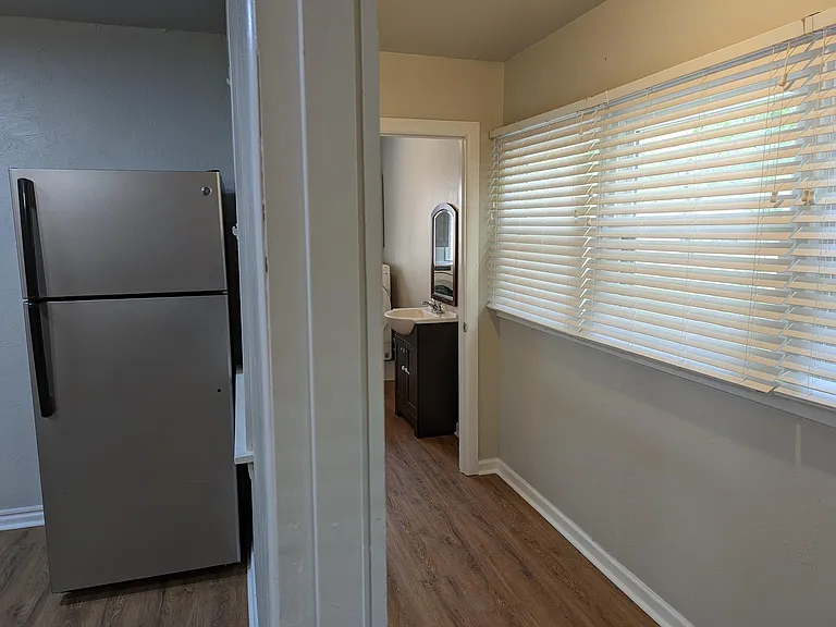 1027 W Apache St — Photo 8