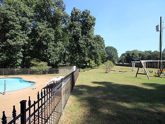 3rd image of 4302 Red Oaks Dr