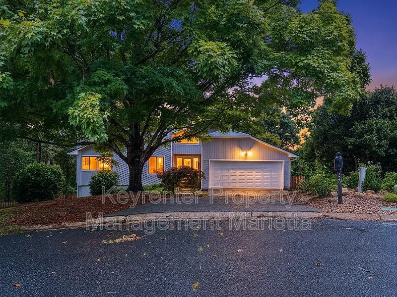3 bed, 3.0 bath, 2700 sqft, $2,700 — Photo 1