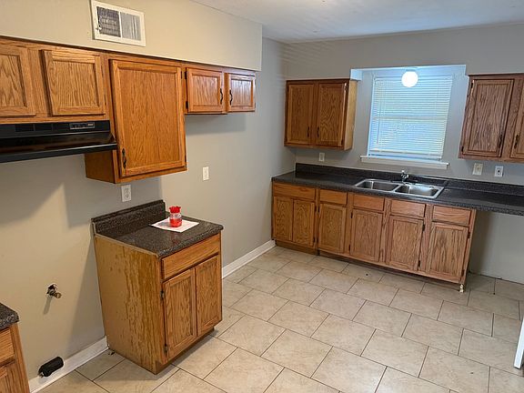 5th image of 818 White Clover Ln