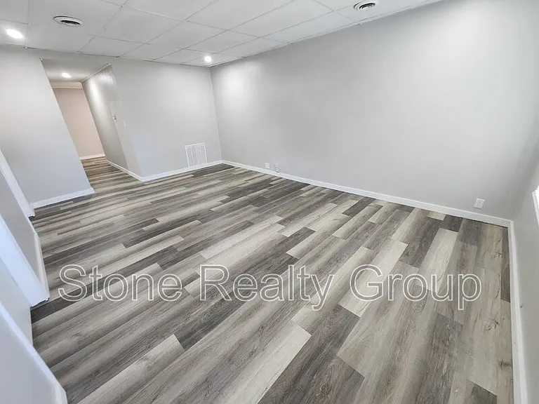 2200 S 8th St — Photo 2