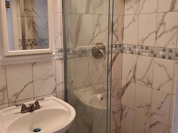 2nd image of 42 Langere Pl