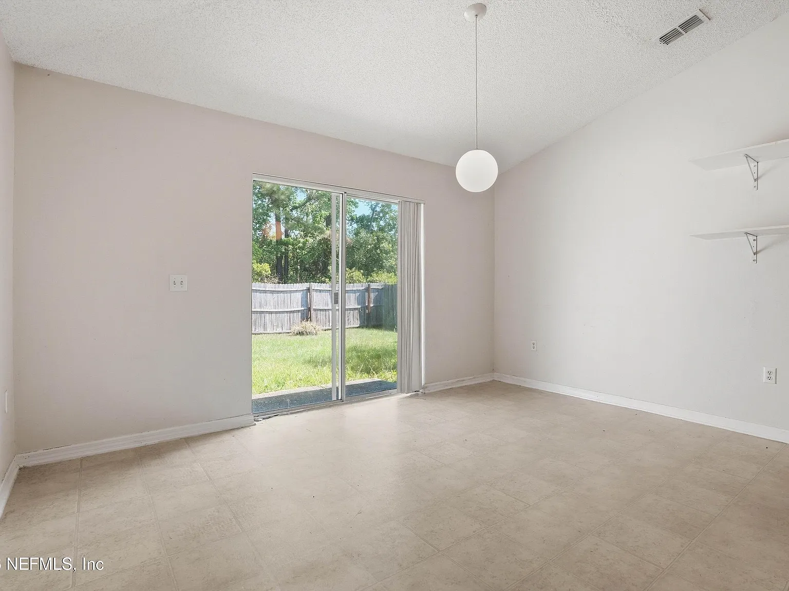 3 bed, 2.0 bath, 1300 sqft, $1,750 — Photo 4