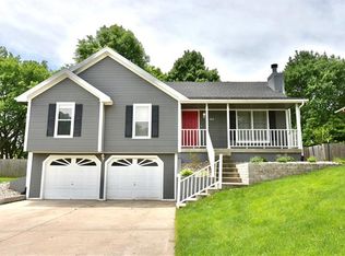 204 Fletcher Dr, Smithville, MO 64089